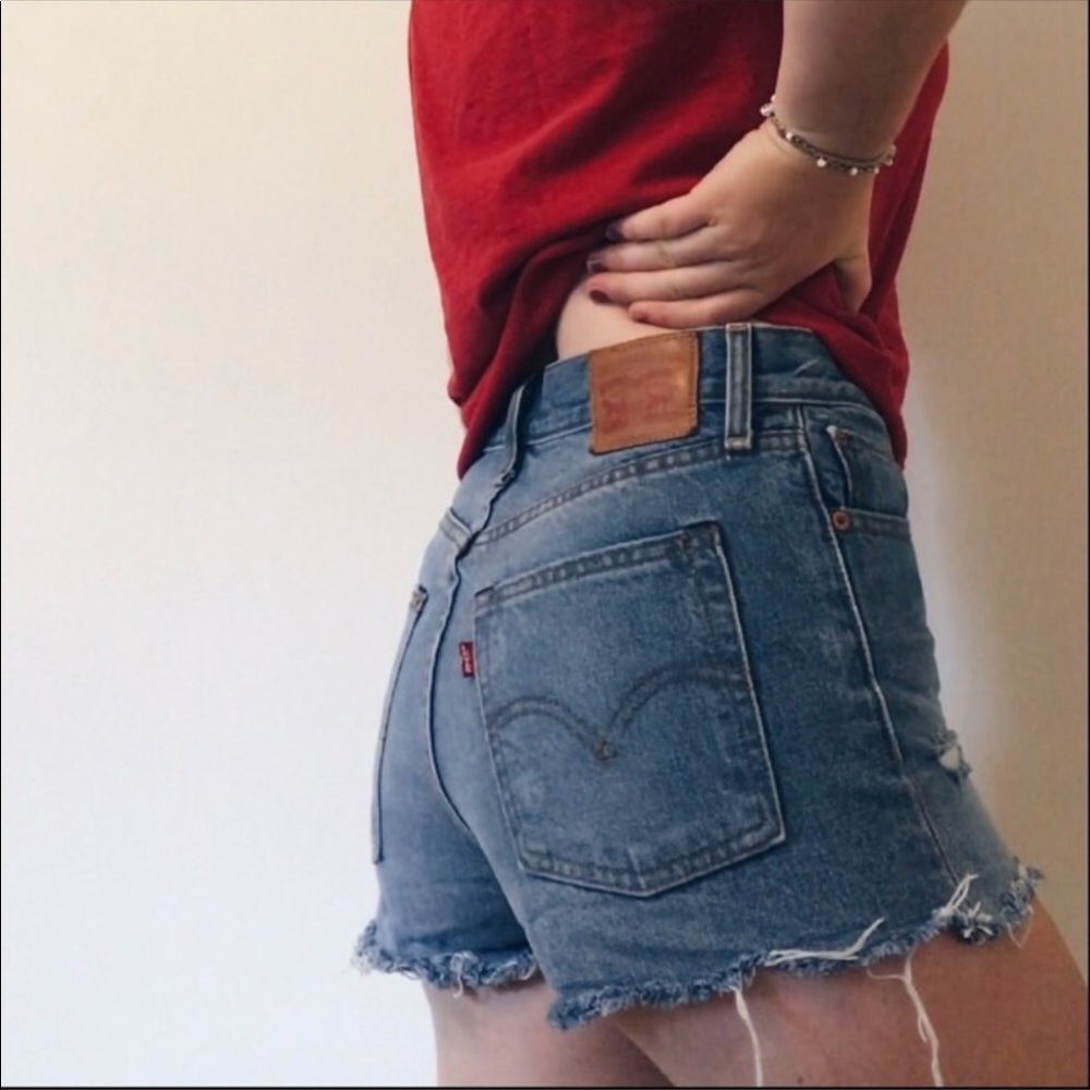 LEVI’s WEDGIE FIT SHORTS